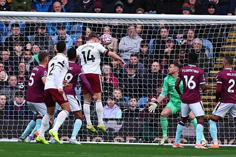 دقيقة بدقيقة.. بيرنلي 0-1 أرسنال.. تصدي رائع (فيديو)